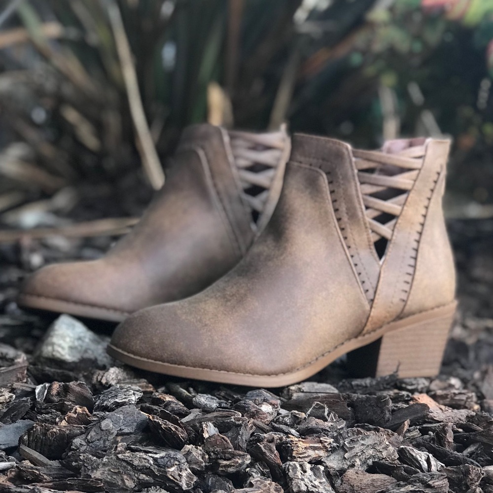😍restock Tan criss cross v cut booties